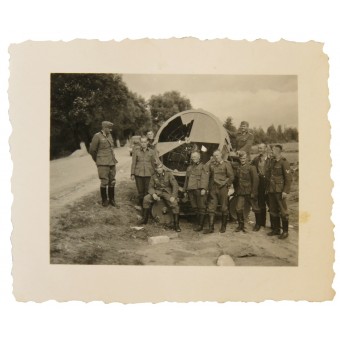 Los soldados alemanes posando cerca del proyector AA destruida soviética. Espenlaub militaria